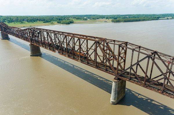 Day, Richard and Susan 아티스트의 Freight train on Union Pacific railroad crossing the Mississippi river on the Thebes bridge Thebes-작품입니다.